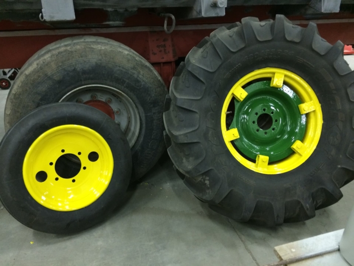 Photo des pneu du tracteur après les travaux de rénovations