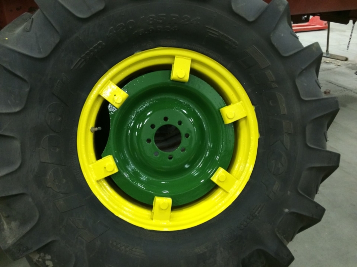 Photo du pneu du tracteur après les travaux de rénovations